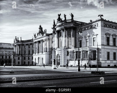 Faculté de droit de l'Université Humboldt de Berlin, Humboldt-Universität, extérieur de bâtiments et statues classiques, Bebelplatz, Mitte, Berlin, Allemagne Banque D'Images