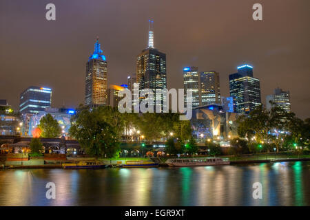 Melbourne City Skyline At Night vu de Birrarung Marr à travers la rivière Yarra Melbourne Australie Banque D'Images