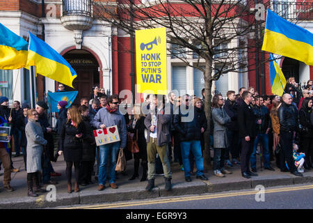 L'ambassade de Russie, Londres, 1er mars 2015. Des centaines d'ukrainiens et russes tiennent une vigile et une démonstration à l'ambassade de Russie à la suite de l'assassinat du leader de l'opposition russe Boris Nemtsov. Crédit : Paul Davey/Alamy Live News Banque D'Images