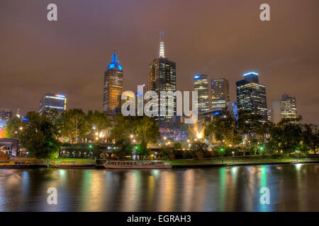 Melbourne City Skyline At Night vu de Birrarung Marr à travers la rivière Yarra Melbourne Australie Banque D'Images