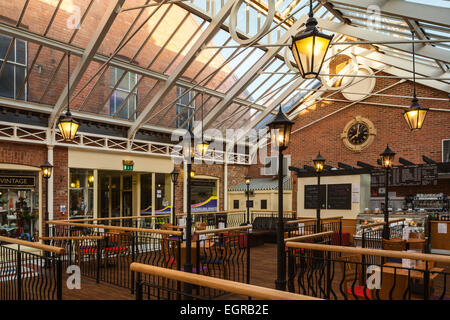 Nouvelle halle centre commercial intérieur dans la ville de marché de Louth, connu comme 'la capitale de la Lincolnshire Wolds'. 2015. Banque D'Images