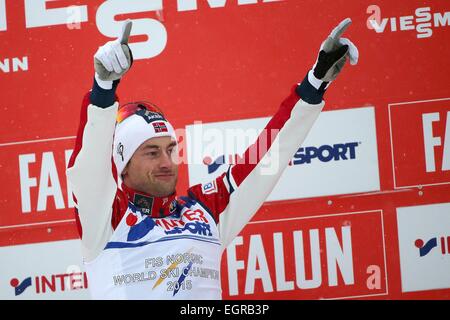 Falun, Suède. 06Th Mar, 2015. Petter Northug de Norvège célèbre après avoir remporté le 50km départ groupé à la compétition de cross-country Championnats du Monde de ski nordique à Falun, Suède, 01 mars 2015. Photo : Fredrik von Erichsen/dpa/Alamy Live News Banque D'Images