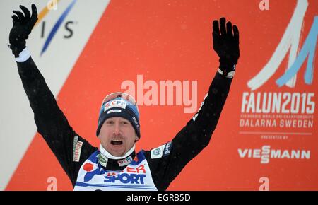 Falun, Suède. 06Th Mar, 2015. Lukas Bauer, médaillé d'argent de la République tchèque réagit après le 50km départ groupé à la compétition de cross-country Championnats du Monde de ski nordique à Falun, Suède, 01 mars 2015. Photo : Hendrik Schmidt/dpa/Alamy Live News Banque D'Images