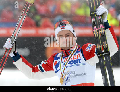 Falun, Suède. 06Th Mar, 2015. Petter Northug de Norvège célèbre après avoir remporté le 50km départ groupé à la compétition de cross-country Championnats du Monde de ski nordique à Falun, Suède, 01 mars 2015. Photo : Hendrik Schmidt/dpa/Alamy Live News Banque D'Images