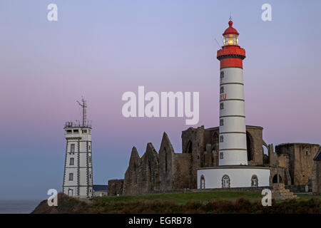 Pointe de St-Mathieu phare avec tour militaire et de l'abbaye, Bretagne, France, Europe Banque D'Images