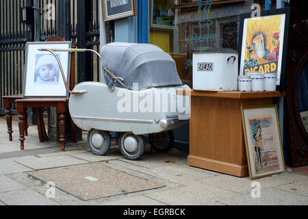 Antiquités et curiosités dont une ancienne pram affiché pour la vente à l'extérieur d'un magasin england uk Banque D'Images