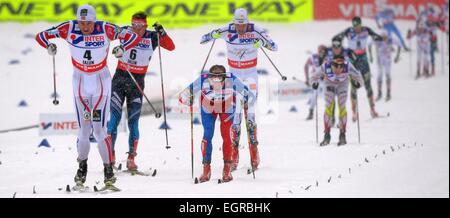 Falun, Suède. 06Th Mar, 2015. (L-R) Petter Northug Maxim Vylegzhanin de Norvège, de la Russie, Lukas Bauer de République tchèque et de Johan Olsson de Suède en concurrence sur la ligne d'arrivée au cours de la 50km départ groupé à la compétition de cross-country Championnats du Monde de ski nordique à Falun, Suède, 01 mars 2015. Photo : Hendrik Schmidt/dpa/Alamy Live News Banque D'Images