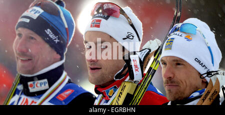 Falun, Suède. 06Th Mar, 2015. (L-R) Lukas Bauer, médaillé d'argent de la République tchèque, médaillé d'or Petter Northug de Norvège et de bronze Johan Olsson de Suède réagir au cours de la cérémonie de remise des médailles pour le 50km départ groupé à la compétition de cross-country Championnats du Monde de ski nordique à Falun, Suède, 01 mars 2015. Photo : Hendrik Schmidt/dpa/Alamy Live News Banque D'Images