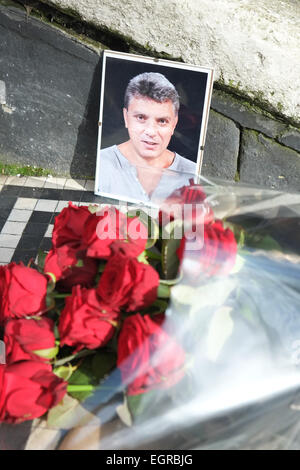 Notting Hill, Londres, Royaume-Uni. 1er mars 2015. Hommages sont prévues et une manifestation a lieu en face de l'ambassade de Russie pour Boris Nemstov qui a été abattu près du Kremlin en Russie. Crédit : Matthieu Chattle/Alamy Live News Banque D'Images