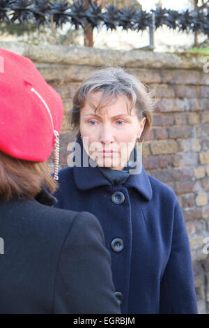 Notting Hill, Londres, Royaume-Uni. 1er mars 2015. Marina Litvinenko veuve de l'ancien espion empoisonné Alexandre Litvinenko s'occupe à l'événement. Hommages sont prévues et une manifestation a lieu en face de l'ambassade de Russie pour Boris Nemstov qui a été abattu près du Kremlin en Russie. Crédit : Matthieu Chattle/Alamy Live News Banque D'Images