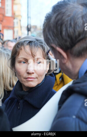 Notting Hill, Londres, Royaume-Uni. 1er mars 2015. Marina Litvinenko veuve de l'ancien espion empoisonné Alexandre Litvinenko s'occupe à l'événement. Hommages sont prévues et une manifestation a lieu en face de l'ambassade de Russie pour Boris Nemstov qui a été abattu près du Kremlin en Russie. Crédit : Matthieu Chattle/Alamy Live News Banque D'Images