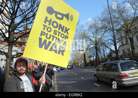 Notting Hill, Londres, Royaume-Uni. 1er mars 2015. Hommages sont prévues et une manifestation a lieu en face de l'ambassade de Russie pour Boris Nemstov qui a été abattu près du Kremlin en Russie. Crédit : Matthieu Chattle/Alamy Live News Banque D'Images