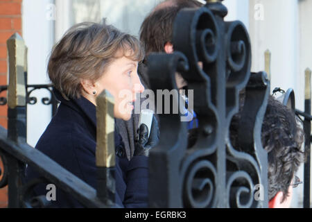 Notting Hill, Londres, Royaume-Uni. 1er mars 2015. Marina Litvinenko veuve de l'ancien espion empoisonné Alexandre Litvinenko s'occupe à l'événement. Hommages sont prévues et une manifestation a lieu en face de l'ambassade de Russie pour Boris Nemstov qui a été abattu près du Kremlin en Russie. Crédit : Matthieu Chattle/Alamy Live News Banque D'Images