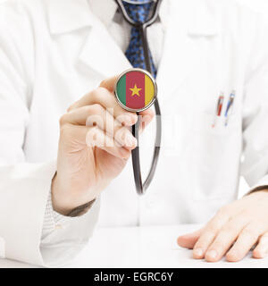 Doctor holding stethoscope with flag series - Cameroun Banque D'Images