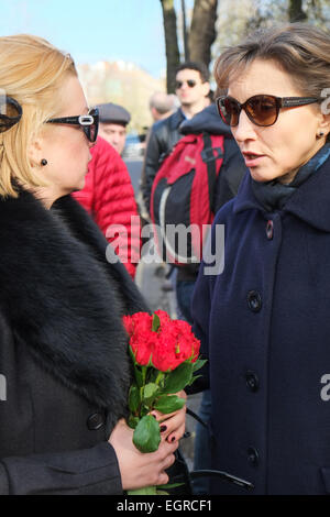 Notting Hill, Londres, Royaume-Uni. 1er mars 2015. Marina Litvinenko (droite), veuve de l'ancien espion empoisonné Alexandre Litvinenko s'occupe à l'événement. Hommages sont prévues et une manifestation a lieu en face de l'ambassade de Russie pour Boris Nemstov qui a été abattu près du Kremlin en Russie. Crédit : Matthieu Chattle/Alamy Live News Banque D'Images