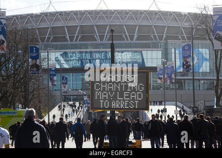 Wembley London,UK. 1er mars 2015. Des milliers de fans de football arrivent au stade de Wembley pour la finale de la Coupe du Capital One showcase entre Chelsea et Tottenham Hotspur FC Crédit : amer ghazzal/Alamy Live News Banque D'Images