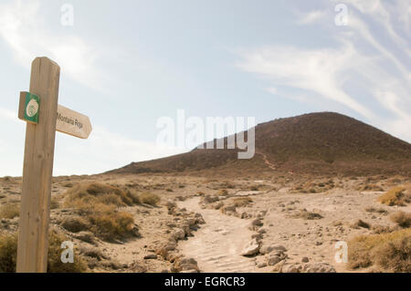 Avis de Montana Roja, El Medano, Tenerife avec sentier et panneau Banque D'Images