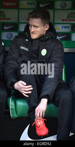 Brême, Allemagne. 06Th Mar, 2015. André Schuerrle de Wolfsburg est assis sur le banc à la Bundesliga match de football entre le Werder Brême et VfL Wolfsburg au stade Weser à Brême, Allemagne, 01 mars 2015. Photo : CARMEN JASPERSEN/dpa (EMBARGO SUR LES CONDITIONS - ATTENTION - En raison de la lignes directrices d'accréditation, le LDF n'autorise la publication et l'utilisation de jusqu'à 15 photos par correspondance sur internet et dans les médias en ligne pendant le match)/dpa/Alamy Live News Banque D'Images