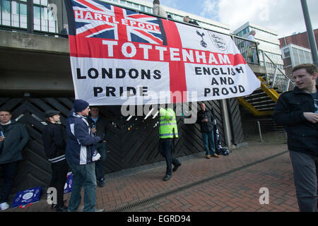 Wembley London,UK. 1er mars 2015. Un agent de police promenades sous un grand drapeau football unfurled par Tottenham Hotspur partisans avant la finale de la Coupe du Capital One au stade de Wembley contre Chelsea FC Crédit : amer ghazzal/Alamy Live News Banque D'Images