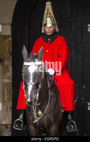 Garde de cavalerie domestique dans Horse Guards Parade à Londres, Royaume-Uni. Porter un long manteau d'hiver Banque D'Images