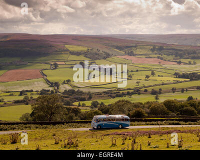 Autocar touristique illustrée de Danby Beacon avec grande arrière-plan Fryup Dale, Yorkshire du Nord. Banque D'Images