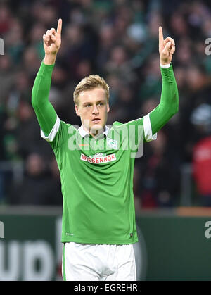 Brême, Allemagne. 06Th Mar, 2015. Le Werder Felix Kroos célèbre sa 3-2 but à la Bundesliga match de football entre le Werder Brême et VfL Wolfsburg au stade Weser à Brême, Allemagne, 01 mars 2015. Photo : CARMEN JASPERSEN/dpa (EMBARGO SUR LES CONDITIONS - ATTENTION - En raison de la lignes directrices d'accréditation, le LDF n'autorise la publication et l'utilisation de jusqu'à 15 photos par correspondance sur internet et dans les médias en ligne pendant le match)/dpa/Alamy Live News Banque D'Images