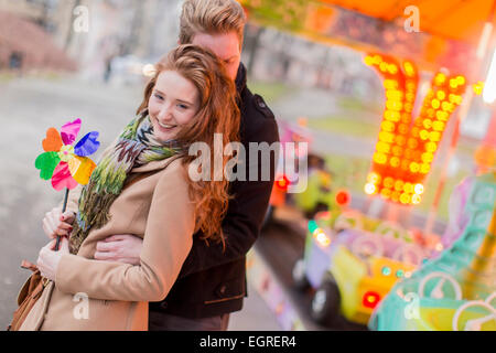 Jeune couple dans le parc d'attractions Banque D'Images