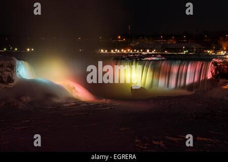 Le Horseshoe Falls éclairés la nuit à Niagara Falls, Ontario, Canada. Banque D'Images