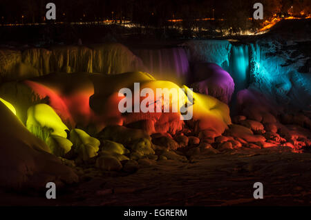 Les chutes américaines avec un arc-en-ciel de lumière sur eux, gelés en hiver, Niagara Falls, New York. Banque D'Images