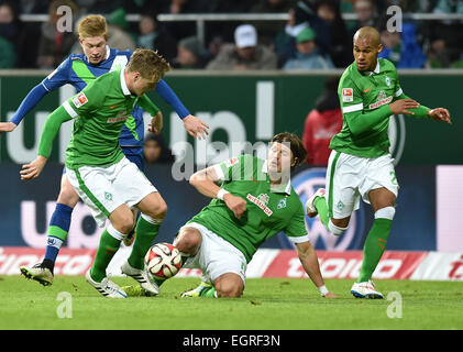 Brême, Allemagne. 06Th Mar, 2015. Le Werder Felix Kroos (L), Sebastian Proedl, et Theodor Gebre Selassie et Wolfsburg's Kevin De Bruyne rivalisent pour la balle à la Bundesliga match de football entre le Werder Brême et VfL Wolfsburg au stade Weser à Brême, Allemagne, 01 mars 2015. Photo : CARMEN JASPERSEN/dpa (EMBARGO SUR LES CONDITIONS - ATTENTION - En raison de la lignes directrices d'accréditation, le LDF n'autorise la publication et l'utilisation de jusqu'à 15 photos par correspondance sur internet et dans les médias en ligne pendant le match)/dpa/Alamy Live News Banque D'Images