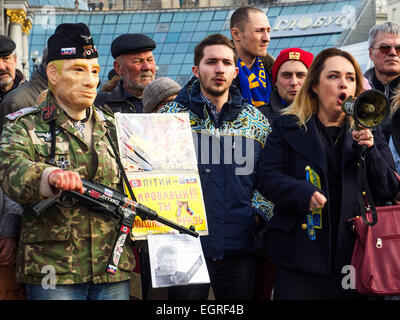 Kiev, Ukraine. 1er mars 2015. Lors d'un rassemblement à la mémoire de Boris Nemtsov parle russe activiste des droits de l'homme Elena Vasileva (avec haut-parleur), à côté de lui se tient un homme portant un masque de Vladimir Poutine. -- À Kiev sur la place de l'indépendance prend des mesures en mémoire de la leader de l'opposition russe Boris Nemtsov, qui a été tué à Moscou Vendredi, Février 27th. Crédit : Igor Golovnov/Alamy Live News Banque D'Images