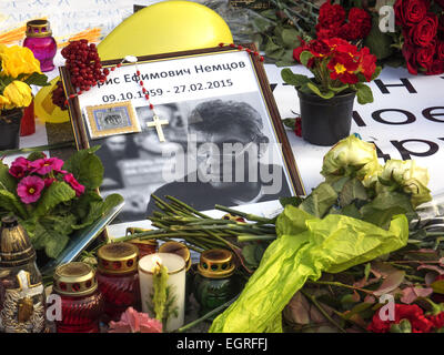 Portrait de Boris Nemtsov, entourée de fleurs et de lampes. 1er mars 2015. -- À Kiev sur la place de l'indépendance prend des mesures en mémoire de la leader de l'opposition russe Boris Nemtsov, qui a été tué à Moscou Vendredi, Février 27th. Parmi les versions majeures de l'assassinat de l'unité d'investigation de la Fédération de Russie a également vu du sentier de l'Ukraine. © Igor Golovniov/ZUMA/Alamy Fil Live News Banque D'Images