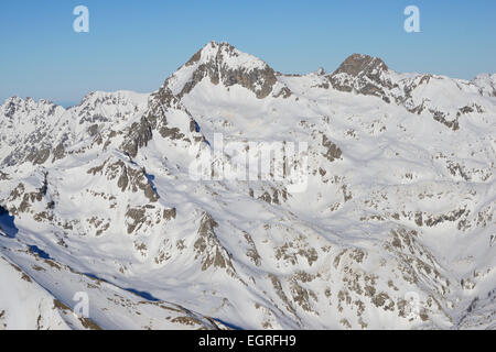 VUE AÉRIENNE.Pic de Gelas en hiver, c'est le sommet le plus élevé des Alpes-Maritimes (altitude : 3143m).Saint-Martin-Vésubie, France.