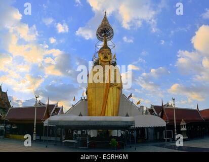 Au Wat Intharawihan Bouddha Debout, Bangkok, Thaïlande Banque D'Images