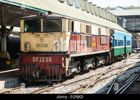 Moteur de train, les voitures, les navetteurs pris sur un cercle de 3 heures de train à travers Yangon Yangon et banlieue,Rangoon, Birmanie, Myanmar, Banque D'Images