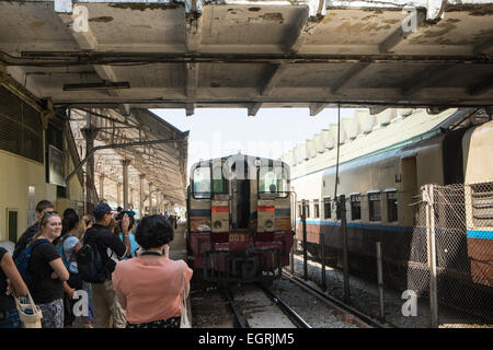 Moteur de train, les voitures, les navetteurs pris sur un cercle de 3 heures de train à travers Yangon Yangon et banlieue,Rangoon, Birmanie, Myanmar, Banque D'Images