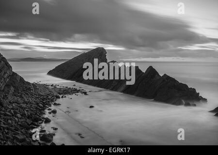 El Madero beach par le crépuscule. Liencres, Cantabrie, Espagne. Banque D'Images