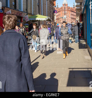 Les gens qui marchent sur une rue de la ville. Marche de change, Nottingham, England, UK Banque D'Images