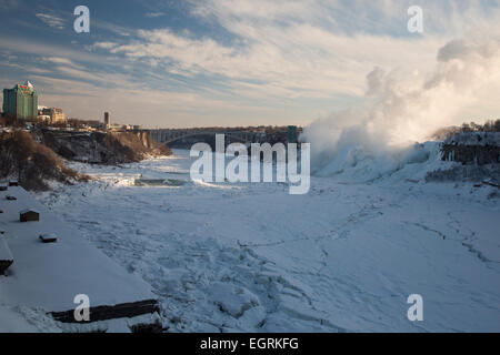 Niagara Falls, Ontario - The Frozen Niagara et du pont Rainbow international ci-dessous les Chutes du Niagara en hiver. Banque D'Images