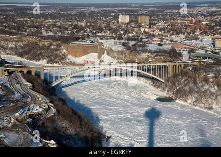 Niagara Falls, Ontario - Le pont en arc-en-ciel sur le passage frontalier international Frozen Niagara Falls. Banque D'Images