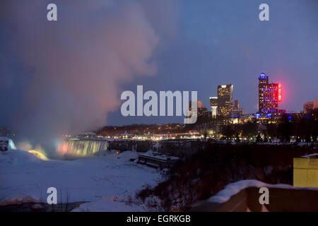 Niagara Falls, Ontario - du Fallsview Casino et une partie de l'quartier touristique de Niagara Falls et les chutes. Banque D'Images