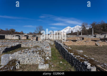 Alba Fucens (Italie) - Un site archéologique romain évocatrice avec amphithéâtre, dans un parc public, en face du Monte Velino montagne avec la neige, les Abruzzes Banque D'Images