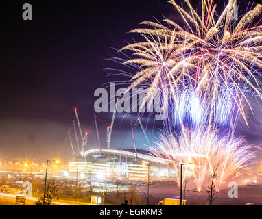 Etihad Stadium et feu d'artifice avant le match de la Ligue des Champions la nuit, Manchester City v. le CSKA Moscou Banque D'Images