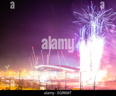 Etihad Stadium et feu d'artifice avant le match de la Ligue des Champions la nuit, Manchester City v. le CSKA Moscou Banque D'Images