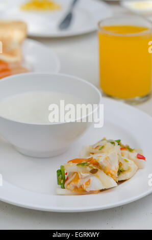 Soupe de riz sain avec la salade aux oeufs salés épicés Banque D'Images