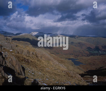 Easedale Tarn avec les sommets enneigés et Fairfield sandale de siège dans l'arrière-plan Grasmere Cumbria Lake District Banque D'Images