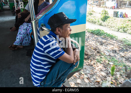 Moteur de train, les voitures, les navetteurs pris sur un cercle de 3 heures de train à travers Yangon Yangon et banlieue,Rangoon, Birmanie, Myanmar, Banque D'Images