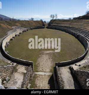 Alba Fucens (Italie) - Un site archéologique romain évocatrice avec amphithéâtre, dans un parc public, en face du Monte Velino montagne avec la neige, les Abruzzes Banque D'Images