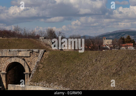 Alba Fucens (Italie) - Un site archéologique romain évocatrice avec amphithéâtre, dans un parc public, en face du Monte Velino montagne avec la neige, les Abruzzes Banque D'Images