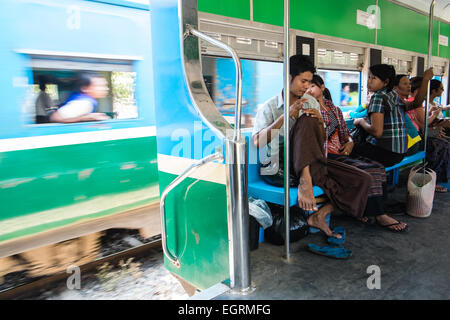 Moteur de train, les voitures, les navetteurs pris sur un cercle de 3 heures de train à travers Yangon Yangon et banlieue,Rangoon, Birmanie, Myanmar, Banque D'Images